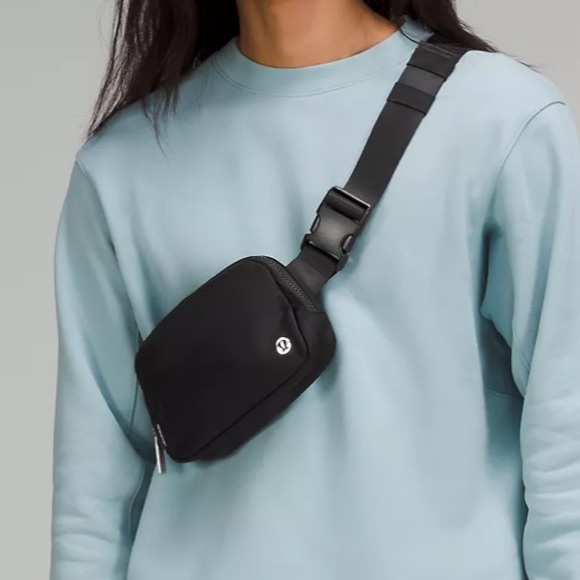 LULULEMON BLACK BELT BAG!! Everywhere Belt Bag 1L FREE GIFT WITH PURCHASE - Picture 6 of 8